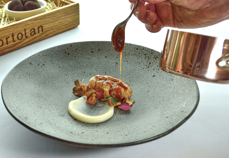 Luxury Dining in SG : Fine dining setup showcasing elegant table settings and luxurious ambiance