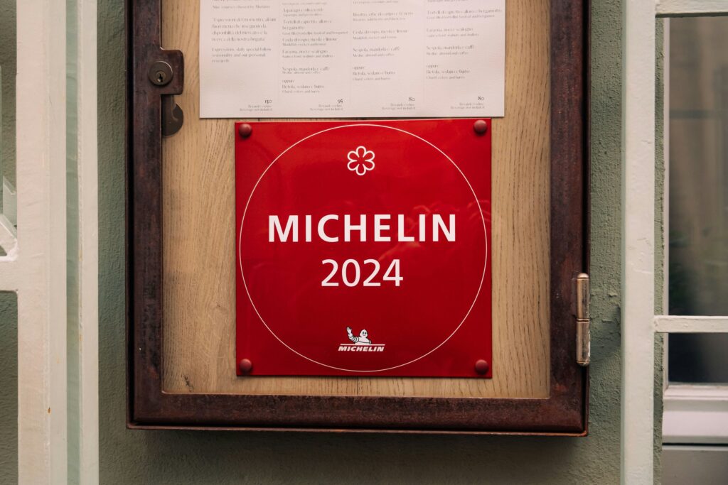 Luxury Dining SG: Experience two Michelin-starred restaurants in Singapore with world-class culinary artistry.