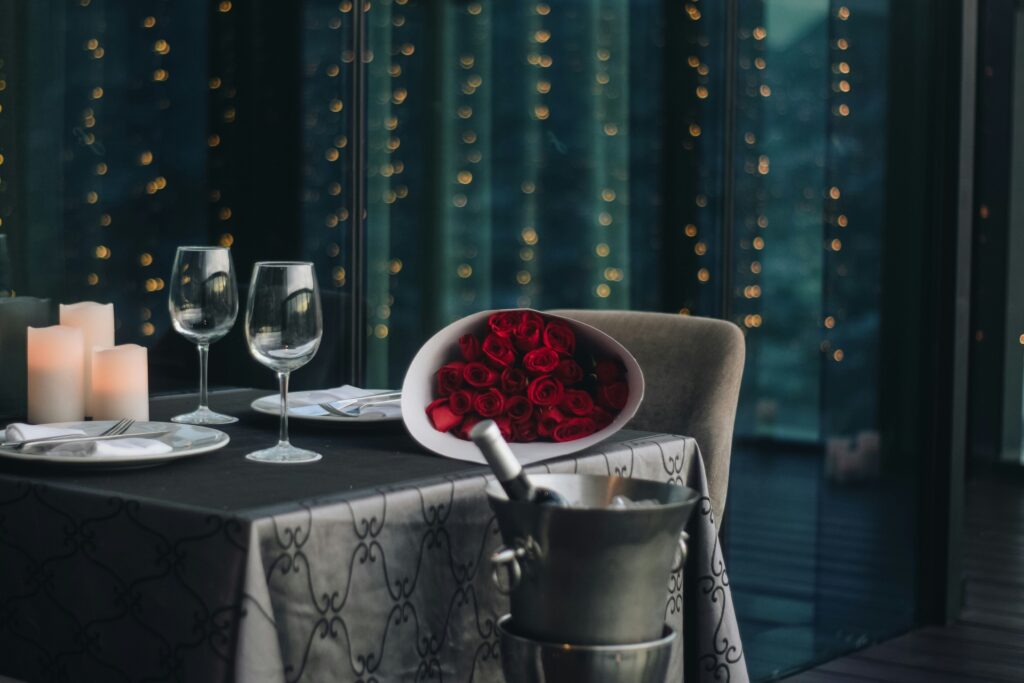 Skyline Dining SG : Romantic dinner experiences set against the vibrant city skyline.