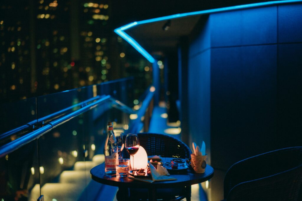 Skyline Dining SG : Experience terraces and open-air decks that immerse guests in the city’s vibrant energy.