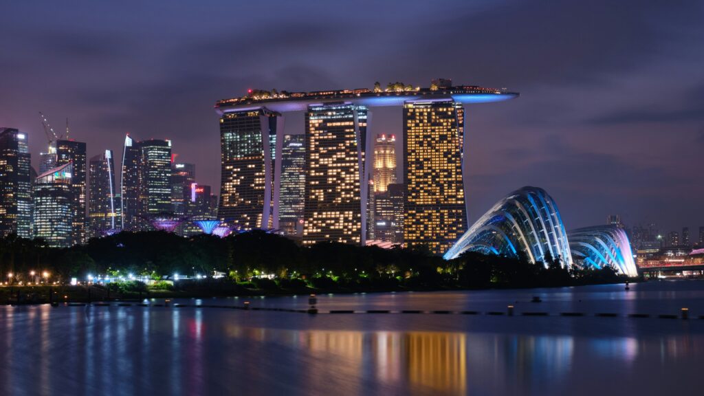 Skyline Dining SG : Luxury dining Singapore with panoramic rooftop views overlooking Marina Bay and the city skyline.