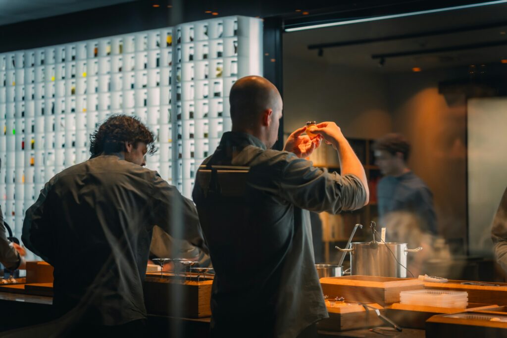 Michelin Dining in Singapore SG : Global benchmark of culinary excellence with star-rated restaurants.