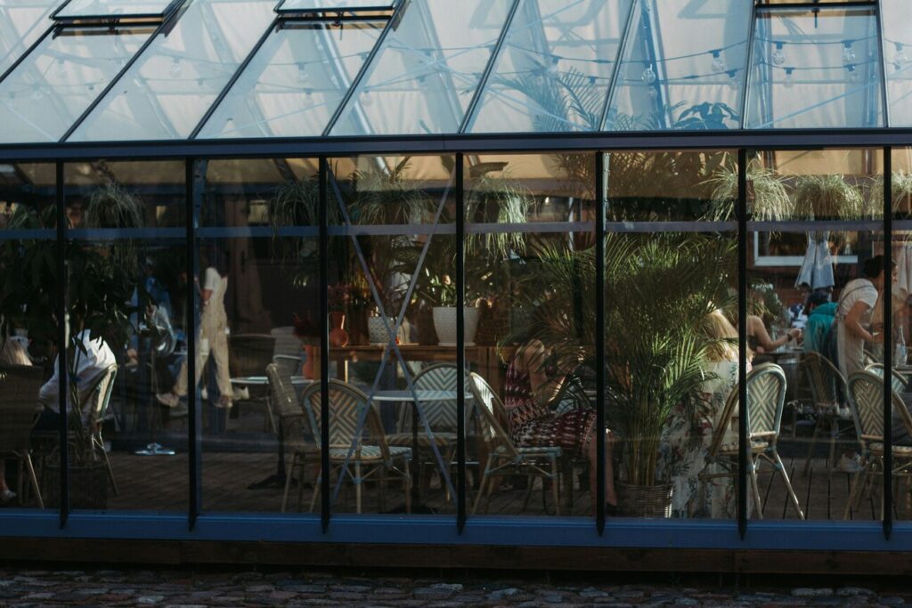 Evolution of Fine Dining : Modern restaurant design enhancing the dining experience with light and space